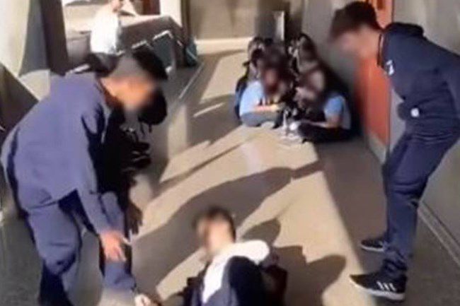 한 사람의 종아리를 두 사람이 옆에서 동시에 걷어차 넘어지게 하는 스컬 브레이커 챌린지 모습