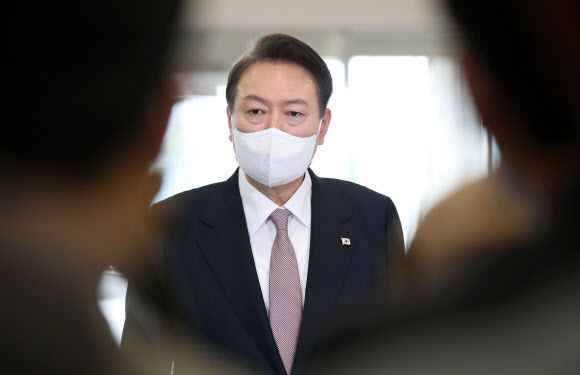 윤석열 대통령이 28일 오전 서울 용산 대통령실 청사로 출근, 취재진의 질문에 답하고 있다. (사진=연합뉴스)