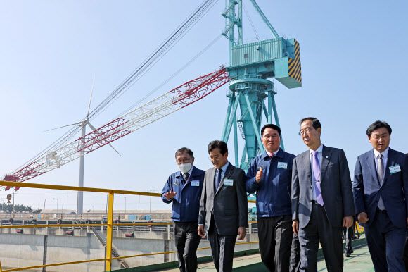 한덕수 국무총리가 28일 전북 군산시에서 열린 현대중공업 군산조선소 재가동 선포식을 마치고 현장 시찰을 하고 있다. (사진=연합뉴스)