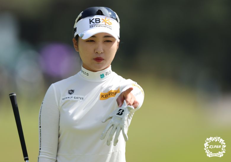 - 14일 전북 익산 익산컨트리클럽에서 열린 동부건설-한국토지신탁 챔피언십에서 이예원이 그린의 라인을 보고 있다.KLPGA 제공