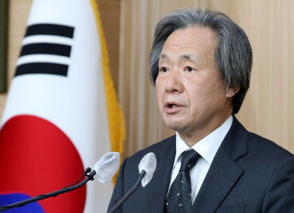 정기석 코로나19 특별대응단장 겸 국가감염병위기대응자문위원장이 7일 오전 서울 종로구 정부서울청사 별관에서 열린 코로나19 정례 브리핑에서 7차 유행 대비를 위한 지자체 역할의 중요성과 과제에 대해 설명하고 있다. 2022.11.7 뉴시스