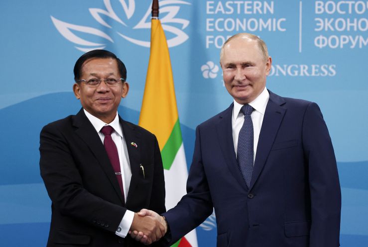 블라디미르 푸틴 러시아 대통령이 9월 7일 (현지시간) 블라디보스토크 극동 연방 대학에서 열린 동방경제포럼 중 민 아웅 흘라잉 미얀마 군 최고사령관과 악수를 하고 있다. AFP 연합뉴스