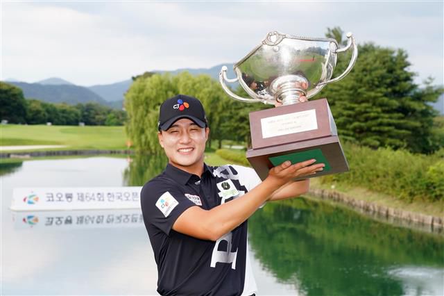 “이제부터 시작” - 26일 충남 천안시 우정힐스 컨트리클럽에서 열린 ‘코오롱 제64회 한국오픈 골프선수권대회’에서 우승한 김민규가 트로피를 들어 올리며 기념촬영을 하고 있다. 이번 우승으로 김민규는 한국프로골프(KPGA) 코리안투어 생애 첫 우승을 내셔널 타이틀에서 차지하게 됐다.코오롱 한국오픈 조직위원회 제공