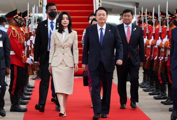 한·아세안 정상회의 참석 차 동남아 순방에 나선 윤석열 대통령과 김건희 여사가 11일 오후 캄보디아 프놈펜 국제공항에 도착해 사열대 앞을 통과하고 있다. 순방단은 현지 일정을 시작했지만 국내에서는 국민의힘 중진들이 잇따라 MBC에 막말과 파상공세를 펼치고 있다.프놈펜 연합뉴스