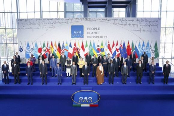 문재인 대통령이 30일(현지시간) 이탈리아 로마 누볼라 컨벤션에서 열린 G20 공식 환영식에서 각국 정상들과 기념촬영을 하고 있다. 2021.10.31 뉴시스