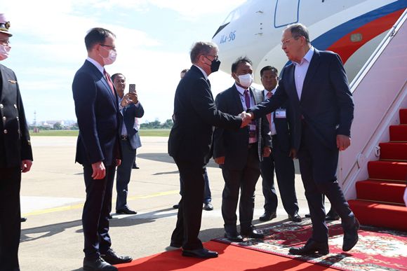 12일(현지시간) 세르게이 라브로프 러시아 외무장관이 캄보디아 프놈펜에서 열린 아세안+3국 정상회의에 도착했다. 2022.11.12 로이터 연합뉴스