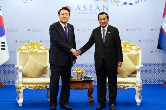 윤석열 대통령이 11일 오후 캄보디아 프놈펜 소카호텔에서 열린 한-캄보디아 정상회담에서 훈센 캄보디아 총리와 악수하고 있다. 2022.11.11 연합뉴스