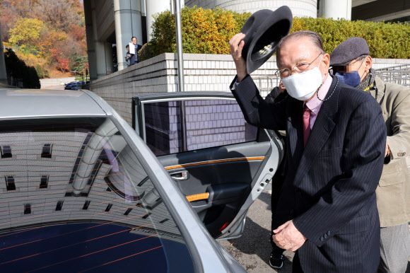 세월호 참사 당일 박근혜 전 대통령이 보고받은 시간 등을 사후 조작한 혐의로 기소된 김기춘 전 대통령 비서실장이 16일 오전 열린 파기환송심 선고 공판을 마치고 서울고법을 나서며 차에 타고 있다. 2022.11.16 연합뉴스