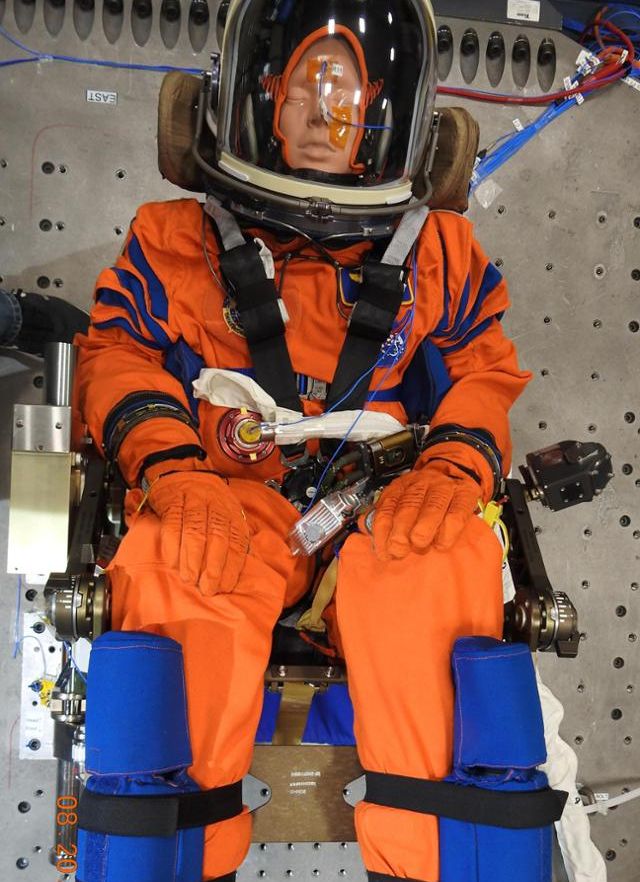 오리온에 탑승한 마네킹 ‘무네킨 캄포스’. 무네킨의 우주복에 장착된 센서들은 오리온이 달이 궤도를 도는 동안 가속도, 진동, 방사선 수치 등을 측정한다.(출처/NASA)