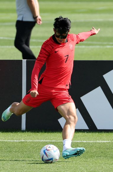 - 16일 카타르 도하 알에글라 훈련장에서 진행된 대표팀 연습에서 손흥민기 공을 차고 있다.도하 연합뉴스