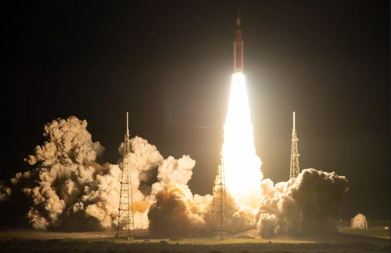 16일 오후 3시 47분(한국시각) 아르테미스 1호가 미국 플로리다의 케네디 우주센터에서 발사되고 있다. (출처: NASA/Joel Kowsky)
