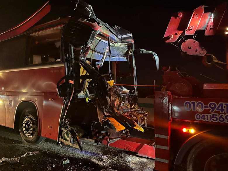 20일 오후 8시 22분쯤 충남 천안시 서북구 경부고속도로 서울방향 북천안 나들목 부근에서 발생한 교통사고 현장. 사진=천안서북소방서 제공