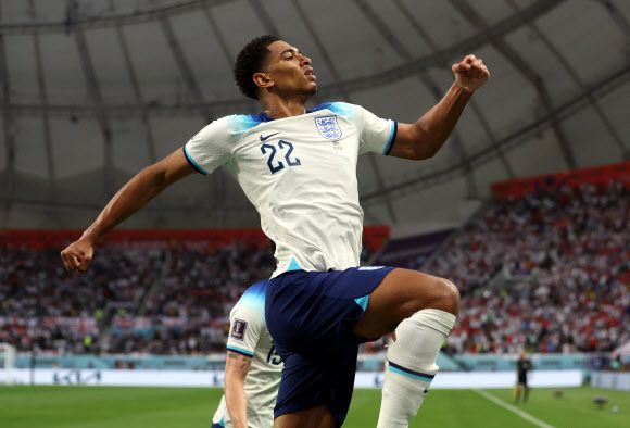 21일(현지시간) 카타르 도하 칼리프 인터내셔널 스타디움에서 열린 B조 조별예선 1차전에서 잉글랜드 주드 벨링햄이 첫 골을 성공시키고 세리머니를 하고 있다.도하 로이터 연합뉴스