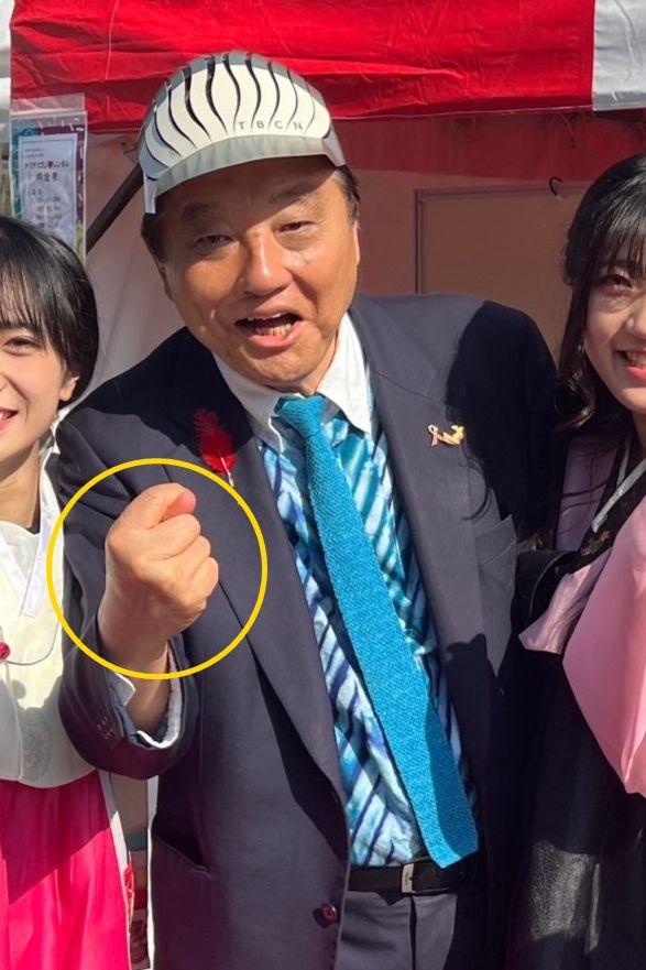 日 나고야 시장, ‘외설 손가락’ 논란 - 지난 12일 일본 나고야 시내 히사야오도리 공원에서 열린 ‘한국 페스티벌’에 참석한 가와무라 다카시 나고야 시장이 현지 아이돌 ‘아모르’ 멤버들과 사진 촬영을 하면서 외설적인 손가락 모양을 해서 논란이 되고 있다. 가와무라 시장은 검지와 중지 사이에 엄지를 끼워 넣었다.아모르 리더 하시모토 사오리 트위터