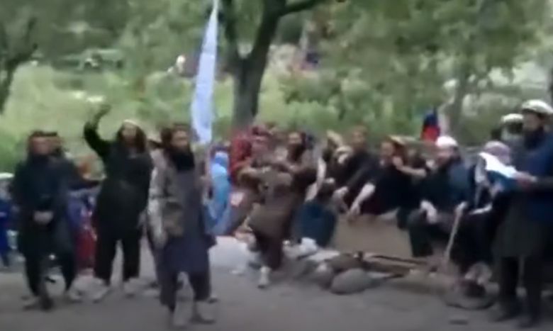 아프가니스탄에서 탈레반이 간통 여성에 공개 태형을 집행하자, 이를 지켜보던 남성들이 환호하고 있다. 텔레그래프 영상 캡처