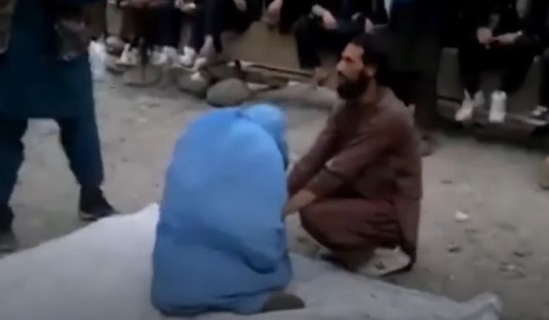 지난 11일 탈레반 정부 대법원은 아프가니스탄 북동부 타카르주(州)의 한 모스크(이슬람 사원)에서 공개 채찍질 형을 집행했다. 사진=텔레그래프 영상 캡처