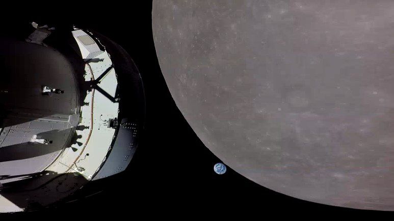 달의 플라이바이를 앞둔 무인 우주선 오리온의 카메라로 잡은 지구의 모습. 달의 뒤로 지는 ‘지구넘이’ 직전이다.(출처=NASA)