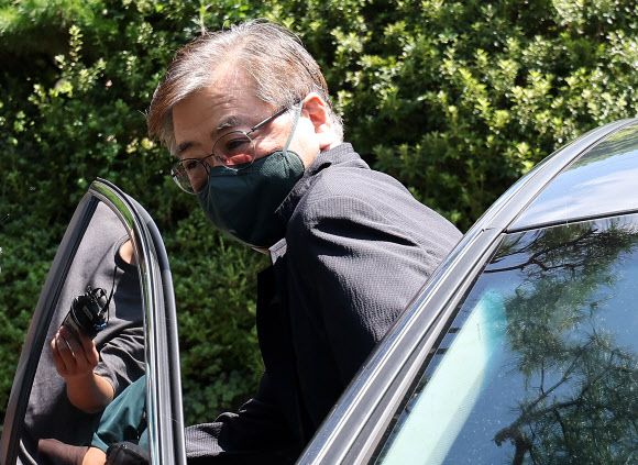 서훈 전 국가안보실장이 16일 오후 검찰의 압수수색이 종료된 후 경기도 용인시 자택에서 나와 차량에 탑승하고 있다. ‘서해 공무원 피격 사건’ 기록 삭제·조작 의혹 등을 수사 중인 검찰은 이날 박지원 전 국가정보원장과 서욱 전 국방부 장관, 서훈 전 국가안보실장의 자택을 압수수색 했다. 2022.08.16 연합뉴스