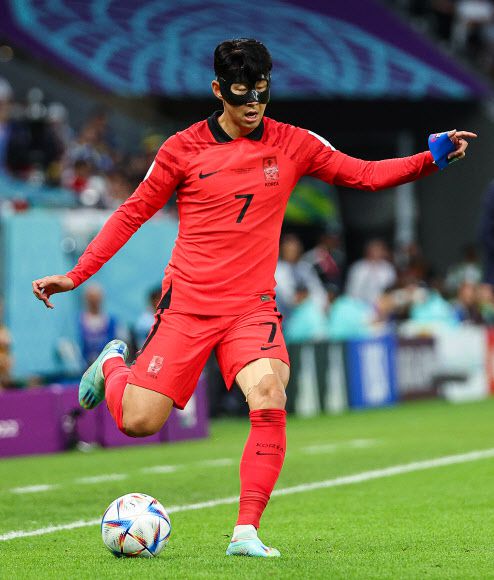 주장 완장 손에 들고 패스하는 손흥민 - 24일 오후(현지시간) 카타르 알라이얀의 에듀케이션 시티 스타디움에서 열린 2022 카타르 월드컵 조별리그 H조 1차전 대한민국과 우루과이 경기. 대한민국의 손흥민이 주장 완장을 손에 들고 패스하고 있다.  2022.11.24 연합뉴스