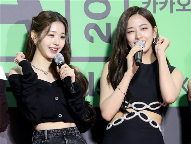 아이브(IVE) 장원영(왼쪽)과 안유진(오른쪽)이 26일 서울 구로구 고척스카이돔에 열린 ‘2022 멜론 뮤직 어워드(MMA)’ 레드카펫 행사에서 파이팅을 외치고 있다. 2022.11.26 뉴스1