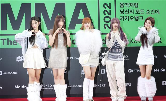 뉴진스(NewJeans)가 26일 서울 구로구 고척스카이돔에 열린 ‘2022 멜론 뮤직 어워드(MMA)’ 레드카펫 행사에 참석해 포즈를 취하고 있다. 2022.11.26 뉴스1