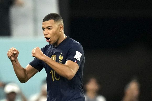 두 경기 세 골로 ‘디펜딩 챔피언’ 프랑스의 16강행을 이끈 킬리안 음바페가 26일(현지시간) 도하의 스타디움 974에서 열린 2022 카타르월드컵 조별리그 D조 덴마크와의 2차전 막바지 결승골을 넣은 뒤 기뻐하고 있다.도하 AP 연합뉴스