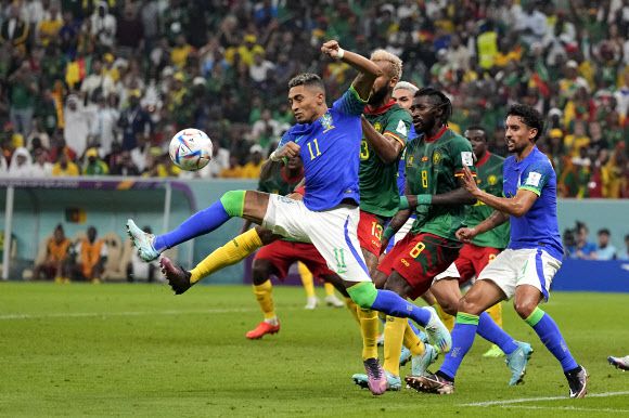 볼 다투는 하피냐 - 3일(한국시간) 카타르 루사일 스타디움에서 열린 2022 국제축구연맹(FIFA) 조별리그 G조 최종전 브라질과 카메룬 경기에서 브라질 대표팀 하피냐(가장 앞쪽)가 볼을 다투고 있다. 2022.12.3 AP 연합뉴스
