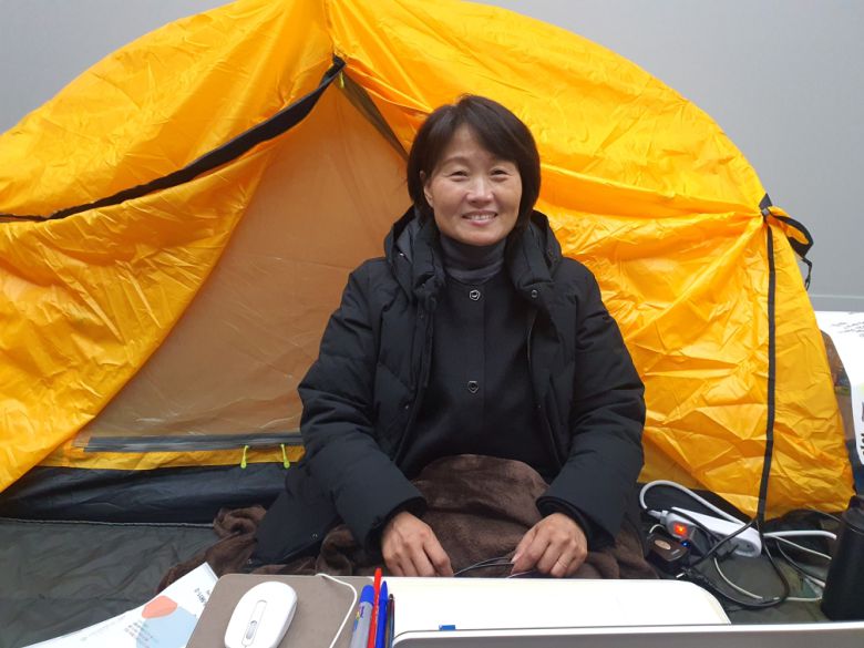 전북도의회 로비에서 단식투쟁을 이어가고 있는 오은미 의원. 100만원의 농민재난지원금 지원을 촉구하고 있다.