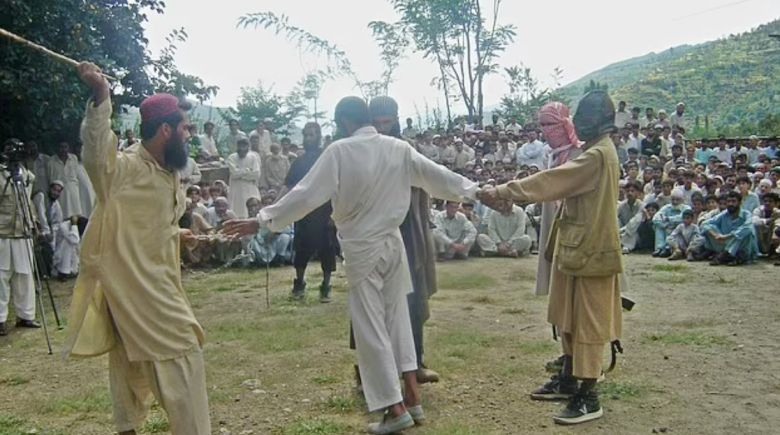 탈레반 당국이 7일(현지시간) 서부 파라주(州)에서 고위 관리와 시민 등 수백 명이 지켜보는 가운데 사형을 집행했다. 사진은 태형을 당하는 탈레반 남성의 모습 자료사진.