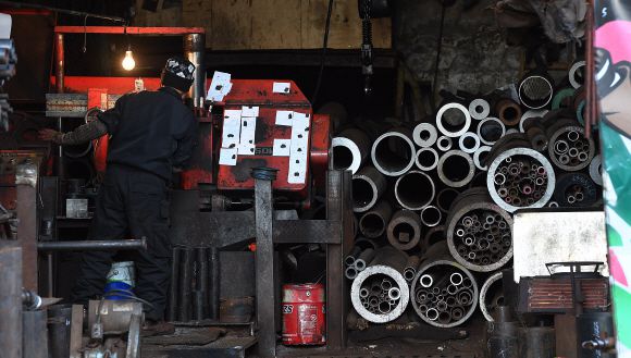 - 정부는 8일 오전 국무회의에서 화물연대 총파업과 관련한 추가 업무개시명령이 의결되자 곧바로 철강, 석유화학 분야 운송 거부자에 대한 업무개시명령 집행에 돌입했다.추경호 부총리 겸 기획재정부 장관은 국무회의 직후 정부서울청사에서 열린 브리핑에서 “당장 오늘부터 운송 현황에 대한 현장 조사에 착수해 업무개시명령 후속 조치를 신속하게 이행하겠다”고 밝혔다. 사진은 이날 서울 영등포구 문래동 철강골목 모습. 2022.12.8 오장환 기자