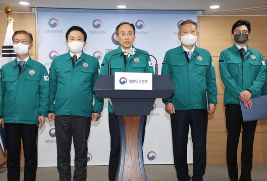 화물연대 집단운송거부 관련 관계부처 합동 브리핑 - 추경호 부총리 겸 기획재정부 장관이 8일 정부서울청사 브리핑실에서 ‘화물연대 집단운송거부’ 관련 관계부처 합동 브리핑을 하고 있다. 이날 브리핑에는 원희룡 국토교통부 장관과 한동훈 법무부 장관, 이상민 행정안전부 장관, 이창양 산업통상자원부 장관, 이정식 고용노동부 장관, 이영 중소벤처기업부 장관, 조승환 해양수산부 장관, 윤희근 경찰청장이 참석했다. 2022. 12. 8. 연합뉴스