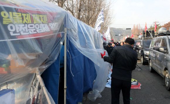 - 화물연대 대전본부 조합원들이 9일 오후 대전 대덕우체국 앞 화물연대 거점 시위 현장에서 철수하고 있다. 2022.12.9 연합뉴스