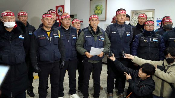 화물연대가 파업 철회 여부를 9일 전 조합원 투표를 거쳐 결정겠다고 8일 밝혔다. 화물연대 집행부는 이날 오후 대전 민주노총 대전지부에서 중앙집행위원회의를 소집해 파업 중단 여부를 논의했지만, 결론을 내리지 못하고 내일 전 조합원에게 의견을 묻기로 했다.      대전 연합뉴스