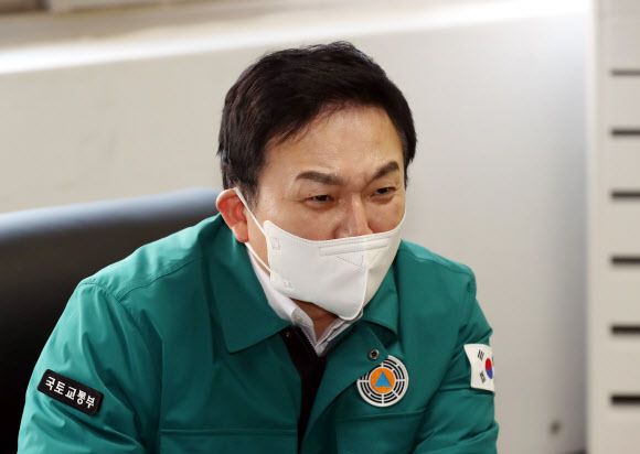 인천 시멘트 업체 찾은 원희룡 국토교통부 장관 - 원희룡 국토교통부 장관이 1일 오후 인천시 중구 삼표시멘트 인천사업소를 찾아 화물연대 파업에 따른 운영 차질 상황을 청취하고 있다. 2022.12.1 연합뉴스