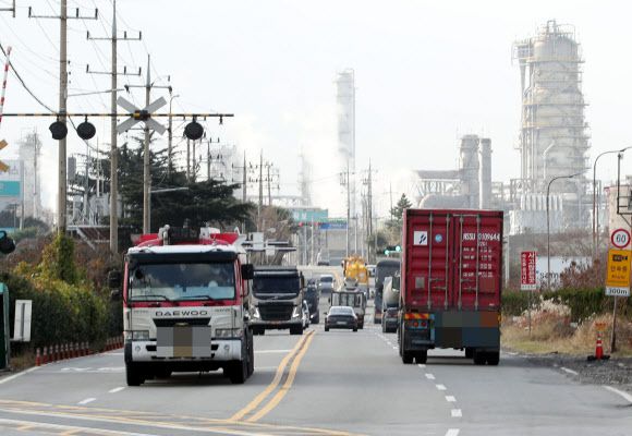 움직이는 화물차 - 화물연대 총파업이 종료된 9일 오후 전남 여수국가산업단지에서 화물 차량들이 분주히 움직이고 있다. 2022.12.9 연합뉴스