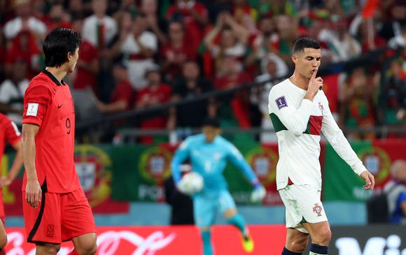 - 크리스티아누 호날두(포르투갈)가 3일 오전(한국시간) 알라이얀의 에듀케이션 시티 스타디움에서 열린 2022년 카타르월드컵 조별리그 H조 한국과의 3차전  후반 교체돼 걸어나가면서 조규성이 빨리 나가라고 재촉하자 입술에 검지를 갖다대며 조용히 하라고 답하고 있다.알라이얀 연합뉴스