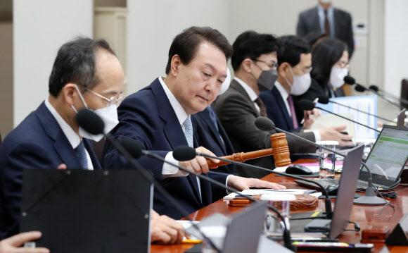 단호  - 윤석열 대통령이 29일 용산 대통령실 청사에서 국무회의 시작에 앞서 의사봉을 두드리고 있다. 윤 대통령은 화물연대 파업과 관련해 “민생과 국가경제에 초래될 더 심각한 위기를 막기 위해 시멘트 분야 운송 거부자에 대해 업무개시명령을 발동한다”고 밝혔다.뉴시스