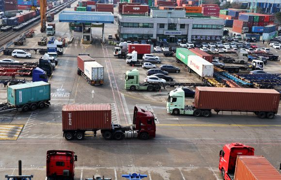 - 화물연대가 파업을 종료하고 현장 복귀를 결정한 9일 경기도 의왕시 내륙컨테이너기지(ICD)에서 화물차가 분주하게 오가고 있다. 2022.12.9 연합뉴스