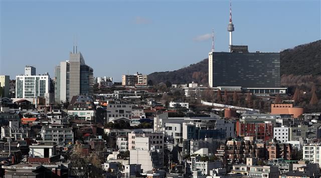 내년 전국 표준 단독주택 공시가격이 올해보다 5.95%, 표준지 공시가는 5.92% 하락한다고 국토교통부가 14일 발표했다. 표준 단독주택·토지의 공시가 하락은 2009년 이후 14년 만에 처음이다. 사진은 이날 서울 용산구 한남동에서 본 고급 주택단지 전경.뉴스1