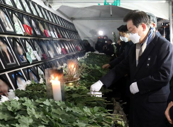 이재명 더불어민주당 대표가 16일 오후 서울 용산구 녹사평역 광장 이태원참사 희생자 시민분향소에 방문해 헌화하고 있다. 2022.12.16 공동취재