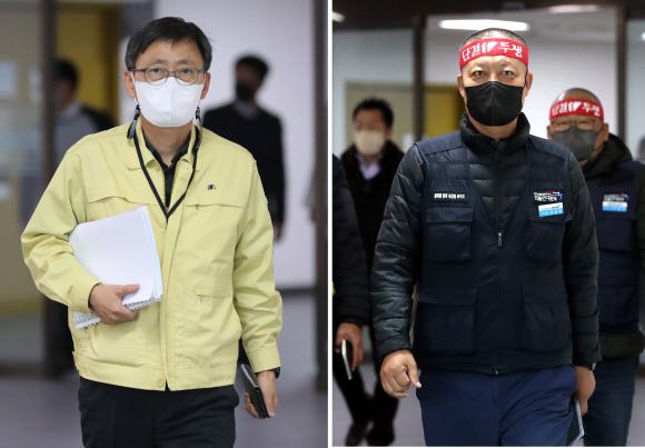 - [세종=뉴시스]  구헌상 국토교통부 물류정책관과 김태영 화물연대본부 수석부위원장이 30일 2차 교섭을 위해 세종시 정부세종청사에서 이동하고 있다. 2022.11.30. ppkjm@newsis.com