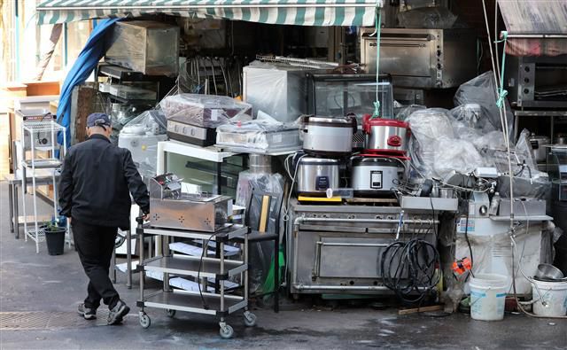 코로나에 불경기까지 ‘주방기구 쌓이는 주방거리’ - 12일 서울 중구 황학동 주방거리에 폐업한 음식점에서 구매한 중고 주방기구들이 쌓여있다. 행정안전부 지방행정인허가데이터개방시스템에 따르면 올해 초부터 지난달 말까지 9개월 동안 전국적으로 3만 9134개의 일반 음식점이 폐업을 신고했다. 주방거리 상인은 코로나19 확산 이후 폐업하는 자영업자가 늘면서 중고 물품 유입은 늘었지만 새로 가게를 내는 창업이 줄어 물품이 쌓이고 있다고 밝혔다. 2022.10.12 뉴스1