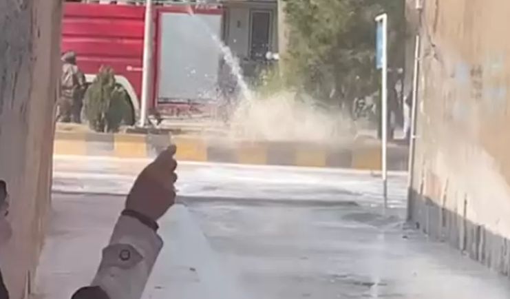 아프가니스탄을 장악한 탈레반이 ‘여학생 대학 교육 금지 조치’에 항의하는 시위대에 물대포를 쏘는 모습. 사진=BBC