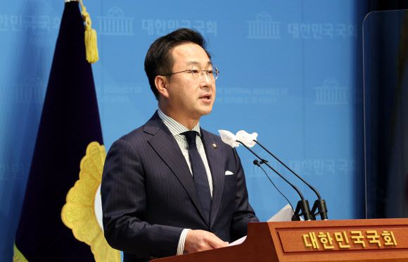 박성준 더불어민주당 대변인이 27일 국회 소통관에서 논평을 발표하고 있다. 박 대변인은 정부의 이태원 참사 유가족 간 소통 차단을 지적했다.연합뉴스