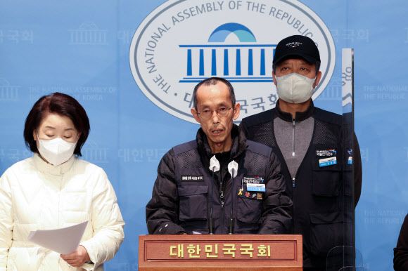 이봉주 화물연대 위원장이 27일 오전 국회 소통관에서 ‘안전운임제 연장법안 처리 촉구 기자회견’을 하고 있다. 2022.12.27 연합뉴스