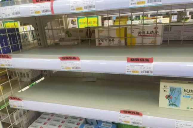 감기약 및 해열제 사재기로 텅텅 빈 약국 매대 자료사진