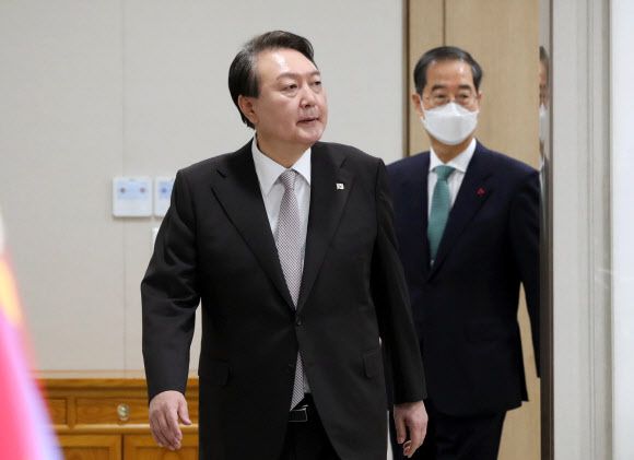 윤석열 대통령이 3일 서울 용산 대통령실 청사에서 열린 올해 첫 국무회의를 주재하기 위해 입장하고 있다. 2023.1.3 대통령실통신사진기자단