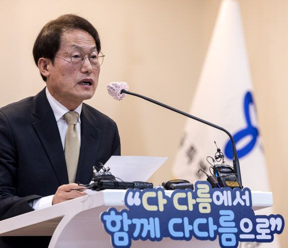 조희연 서울시 교육감이 3일 오전 서울 종로구 서울시 교육청 대강당에서 열린 2023년 서울시 교육청 신년 기자회견에 참석해 계묘년 서울 교육청의 중점 사업에 대해 설명하고 있다. 연합뉴스