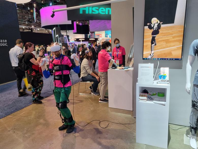 파나소닉의 전시장에서 관계자가 온 몸에 메타버스 기기를 부착한 채 춤을 추고 있다.라스베이거스 김민석 기자