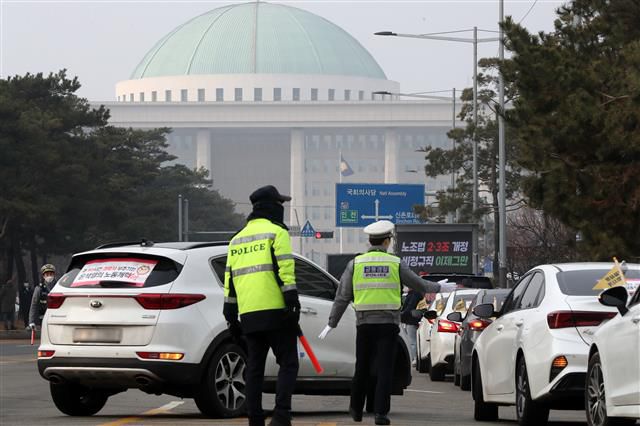 ‘비정규직 이제그만 공동투쟁’(공동투쟁) 관계자들이 7일 오후 ‘노조법 2·3조 개정 촉구 국회포위 차량행진’을 열고 서울 영등포구 여의도 국회의사당 앞으로 집결하고 있다. 2023.1.7 뉴스1